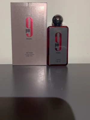 Afnan 9PM Rebel EdP sample 3ml - Afnan 9PM Rebel är en eau de parfum i en stilren flaska på 100 ml. Perfekt för dig som vill sticka ut och addera en modern touch till din doftsamling.