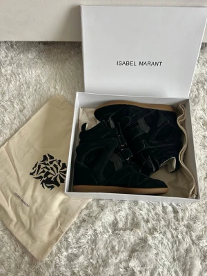 Svarta sneakers Isabel Marant mocka - Säljer mina svarta Isabel Marant skor som jag fick till jul av en nära😁, jättefina skor men passar verkligen inte min stil. Storlek 38 och super classy. Skorna har jag haft på 1 gång i ett inomhus event, finns 0 tecken på användning och de doftar även nya💕 (Våga ställa frågor)