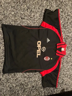 Retro Ac Milan tröja  - Sällsynt Retro ac Milan tröja med Opel sponsorn. Fin och fräsch för styling, skön till vardagen för dig som ert fint folk där hemma 🍷 storlek L men passar också M