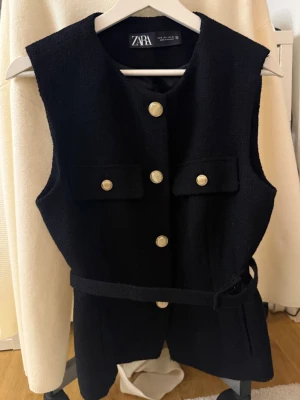 Zara väst - Slutsåld svart väst från Zara med guldiga detaljer, ändast använt någon gång🖤