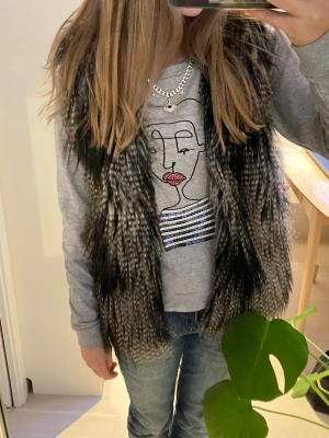 Pälsväst  - Köpt på vinted utan lappar men är ganska säker på att den är från H&M och skulle gissa på storlek S.