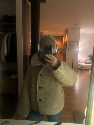 Teddyjacka - Säljer min fina jacka som inte längre kommer till användning🥹 Xs, men passar även S