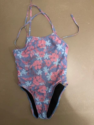 Baddräkt från Jolyn - Jolyn baddräkt i modellen ”Gavin2” strl. 30. köpt för 900kr. Säljs för 450kr. Mycket fin skick. 