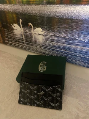 Korthållare  - Säljer denna korthållare för ett strålande pris. Skick 10/10 pris går att diskutera. Hör av er vid funderingar! Den ser svart ut men är blå