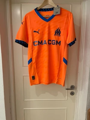 Marseille third kit 24/25 - Säljer en riktig fet Marsielle fotbollströja helt nytt skick och tags kvar. Perfekt för dig som vill ha en unik/exclusive fotbollströja. Vill du ha eget tryck och ditt namn där bak, kontakta: monclique_uf på instagram!🥂