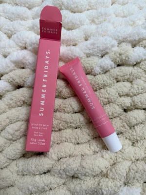 Summer Fridays Lip Butter Balm Pink Sugar - Supermjuk och återfuktande lip butter balm från Summer Fridays i färgen Pink Sugar. Kommer i en rosa tub med vit kork och matchande rosa kartong. Innehåller 15g och har en söt, sockrig doft. Perfekt för att ge läpparna glans och näring.