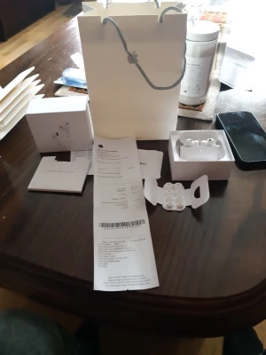 AirPods Pro 3 - Säljer ett par Apple AirPods Pro i mycket fint skick, komplett med originalkartong, kvitto, extra öronproppar i olika storlekar och laddningsetui. Hörlurarna är knappt använda och fungerar perfekt. Perfekt för dig som vill ha aktiv brusreducering och hög ljudkvalitet.