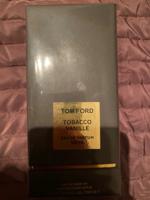 Tom Ford Tobacco Vanille 100ml - Upptäck Tom Ford Tobacco Vanille Eau de Parfum i en generös 100 ml flaska. Ingredienser: alcohol denat, fragrance, aqua/water, linalool, benzyl benzoate, geraniol, limonene, coumarin, citronellol, eugenol, isoeugenol, benzyl alcohol, cinnamal. Tillverkad i USA.