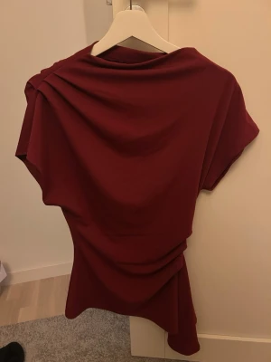 Gina topp - Topp/blus ifrån Gina i strl xs. Passar mig som vanligtvis bär M. Använd endast en gång så i nyskick. Perfekt till ett par svarta kostymbyxor.