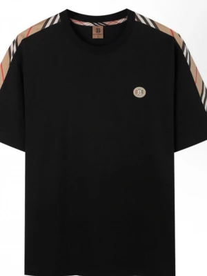 Svart Burberry t-shirt med ränder - Svart t-shirt från Burberry med klassiska beige, röda och svarta ränder på axlarna. Rund halsringning och liten Burberry-logga på bröstet. Skön passform och tillverkad i mjuk bomull. Perfekt för en clean och stilren look.