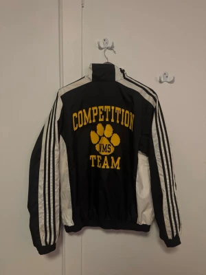 Vintage Adidas Jacka - Svart Vintage Adidas Jacka  Storlek: S Passform: Oversized/Baggy  Jackan är använd men väldigt bra skick ändå. Den har lite missfärgning på kanten av ärmarna som man kan se på bilden, inte märkbart under användning.