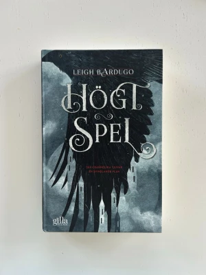 Högt spel - Högt spel av Leigh Bardugo. Nyskick