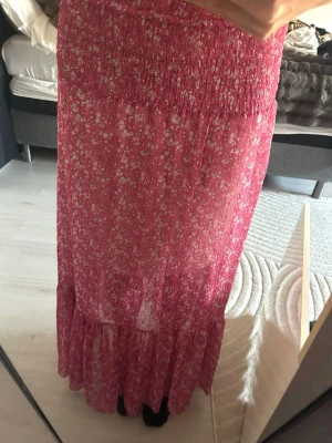Långkjol - Rosa Långkjol med blommor, oanvänd 