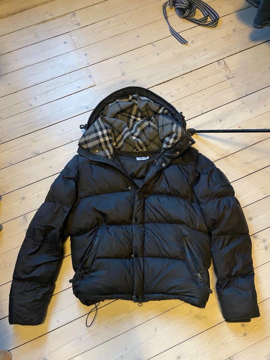 Svart burberry jacka med avtagbara ärmar