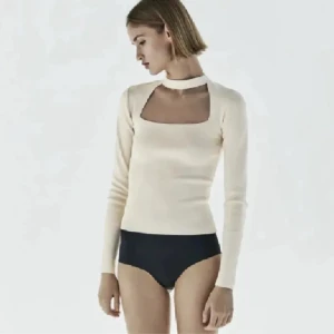 topp från zara - Snygg topp från zara säljer då den inte används längre, toppskick!!