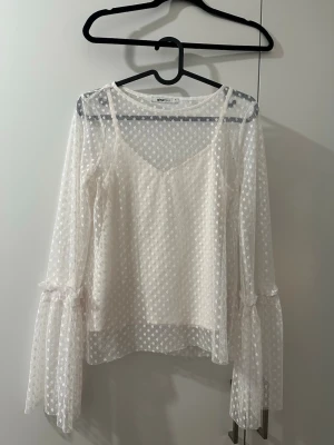 Blus  - Vit tvådelad blus. Gott skick. Passar storlek XS-M