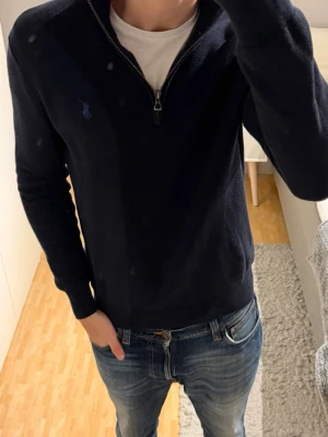 Polo Ralph Lauren Stickad Half Zip - Polo Ralph Lauren Stickad Half Zip | Storlek: S, passar dig mellan 175-185 cm | Skick: 9/10, använd fåtal gånger | Bara att skriva vid funderingar✍️