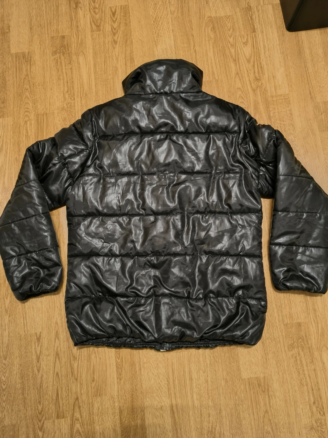 Svart pufferjacka från On The Peak - 2