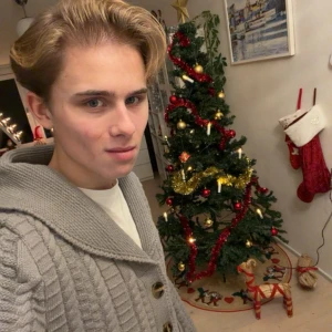 Helt ny Grå stickad kofta med stora knappar - Säljer en grå stickad kofta med grovt kabelstickat mönster och stora bruna knappar. Koftan har bred krage, två fickor framtill och långärmad passform. Perfekt för lager-på-lager och chill dagar eller fina tillfällen 