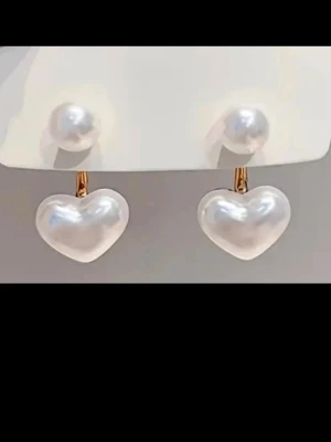 Vitfärgade hjärtörhängen i guldaktigt material, NYA! - Fina och söta hjärtformade stiftörhängen.