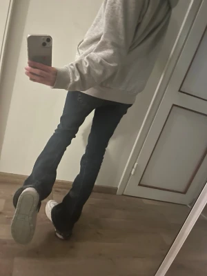 Vita Puma sneakers med glitter ombré  - Säljer ett par vita chunky Puma sneakers. Skorna har en snygg glittrig detalj i blått och silver på sidan som ger dem en unik touch. Perfekta till jeans eller casual outfits. Storlek 38-39