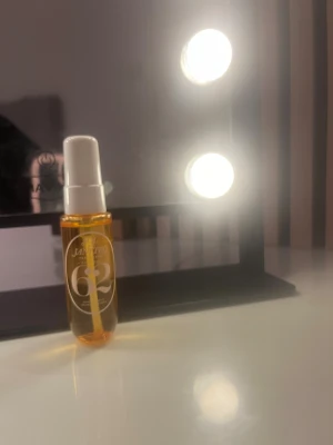 Sol de Janeiro 62 mist - En trendig body mist från Sol de Janeiro med nummer 62 på flaskan. Perfekt för dig som vill ha en fräsch och populär doft i din samling. Smidig storlek att ta med överallt.