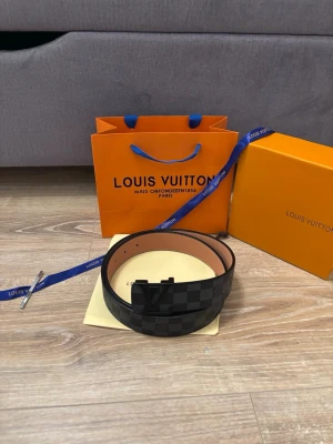 Louis V bälte - Helt ny svart Louis V bälte. Finns fler spännande artiklar på profilen!!