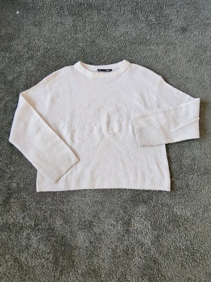 Vit stickad tröja  - En vit basic stickad tröja från Lager157, i storlek M - passar även andra storlekar. Använd ett fåtal gånger