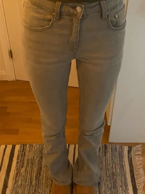 Snygga grå bootcut jeans från Gina tricot - Snygga ljusgrå bootcut jeans från Gina i storlek 36.💕Jeansen är i mycket bra skick och har bara används några gånger. Materialet är super skönt och lite stretchigt. Säljer då de är lite för korta för mig som är 177.☺️