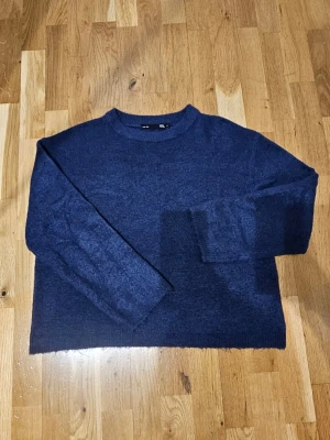 Stickad tröja marinblå  - En marinblå stickad tröja från Lager157, endast använd nån gång. - storlek S