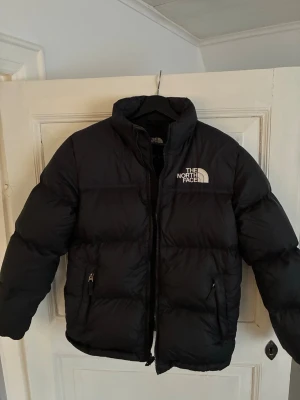 North face jacka - Junior storlek i XL men passar xs-s!💗