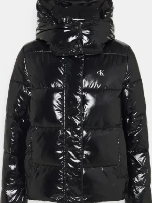 Svart pufferjacka från Calvin Klein - Super snygg svart, glansig pufferjacka från Calvin Klein med hög krage. Jackan har även dragkedja och knappar framtill, samt långa ärmar. Jackan är i väldigt bra skick då den är använd ett fåtal gånger.💓💓
