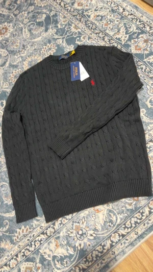 Svart Polo Ralph Lauren tröja  - En svart ralphlauren tröja, nyskick och bra kvalité. Pris kan diskuteras därför tar jag gärna emot prisförslag  