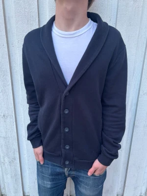 Bomullscardigan - En sjukt clean kofta med en härlig blå färg! Storlek L på lappen vilket inte stämmer, passar snarare S/M! Hör gärna av dig!
