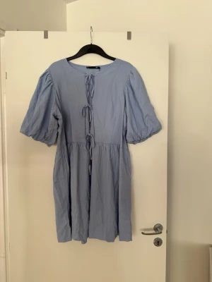 Klänning blå  - Storlek L. Aldrig använd. 