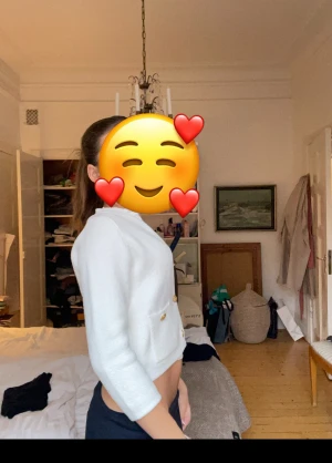 Super söt kofta - Säljer denna snygga kofta från Zara med guldknappar. 180kr vid snabb affär💕(min kompis på bilderna) den är i nytt skick