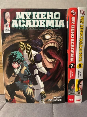 My Hero Academia Vol. 6-8 - Upptäck spännande äventyr med My Hero Academia volym 6, 7 och 8! Denna manga-serie bjuder på coola hjältar, intensiva strider och unika karaktärer. Perfekt för dig som gillar action, superkrafter och episka berättelser. Böckerna är på engelska och i bra skick.