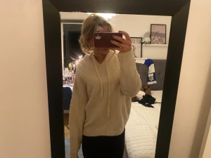 Tröja  - Tröja från Gina tricot med luva. Skönt material inte alls stickigt.