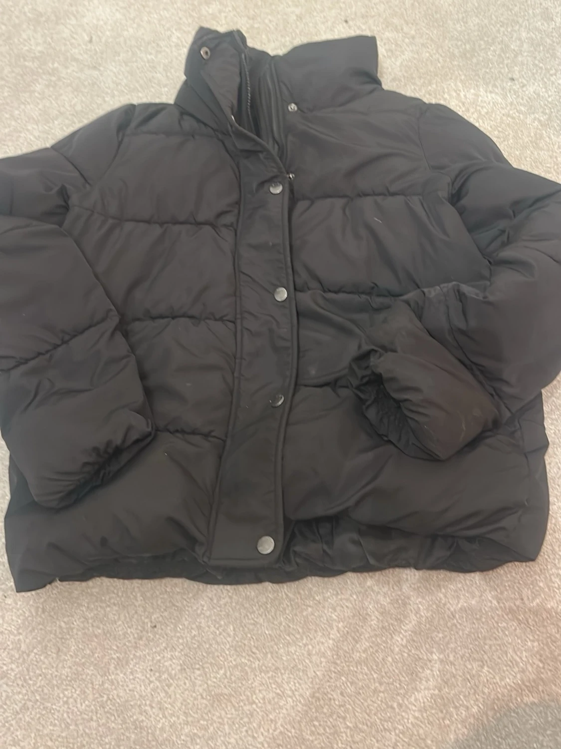 Svart pufferjacka med dragkedja