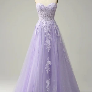 Ljuslila balklänning - Jättefin ljuslila balklänning, använd en gång. Jättebra skick. Nypris 1628, från zapaka.