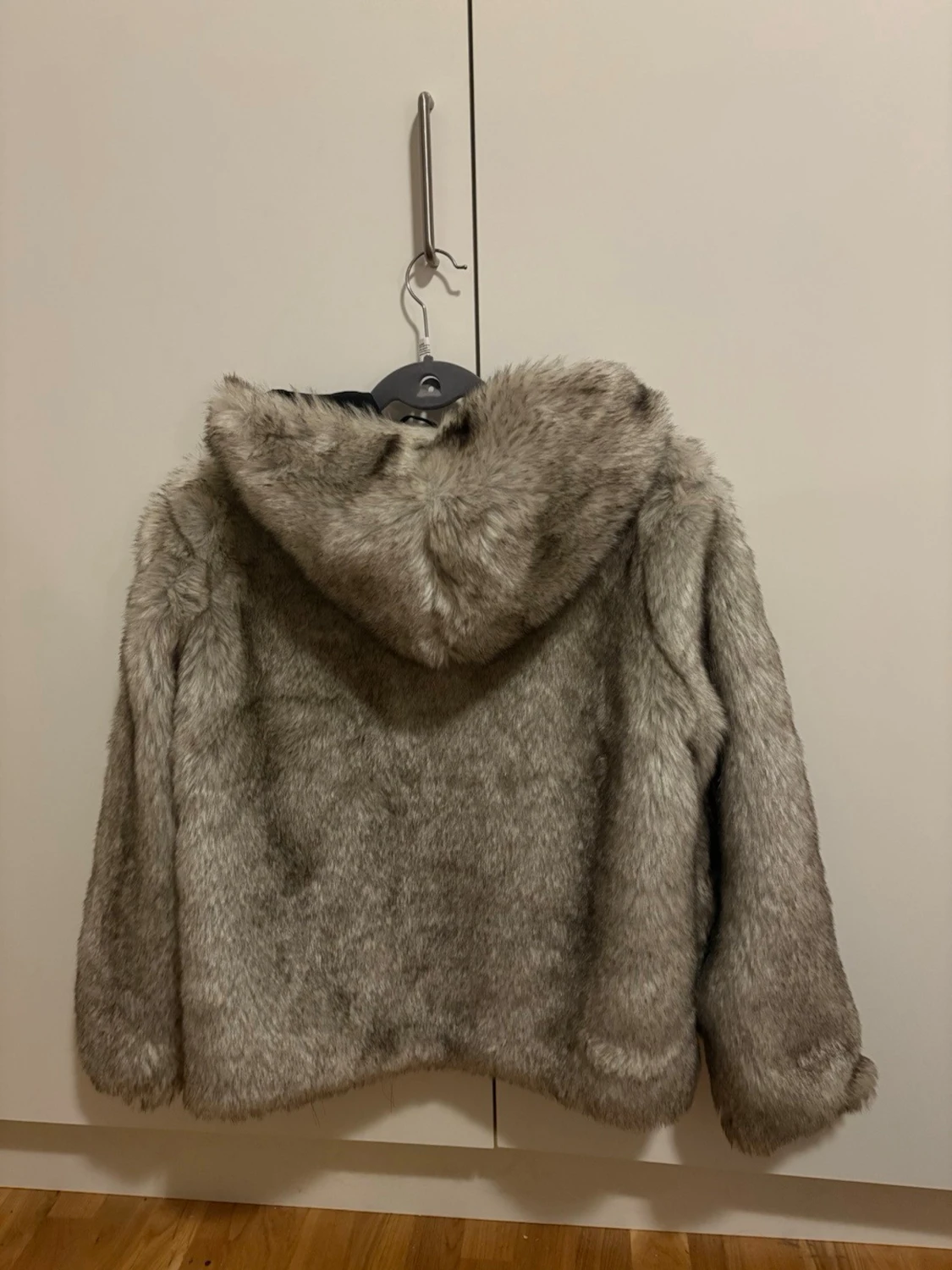 Grå pälsjacka med huva från Zara Woman - 1