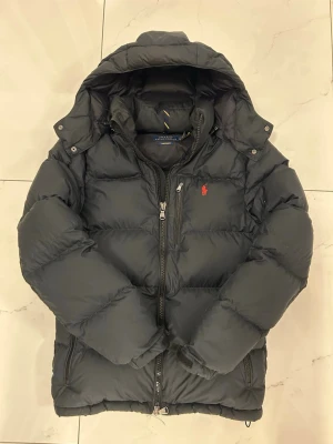 Ralph Lauren jacka - Säljer en Ralph Lauren jacka i väldigt bra skick. Använd nästan 2 vintrar, men har inga defekter förutom på insidan (sista bilderna). Passar bra runt 180! Fler bilder och mått kan fixas om de behövs ⭐️