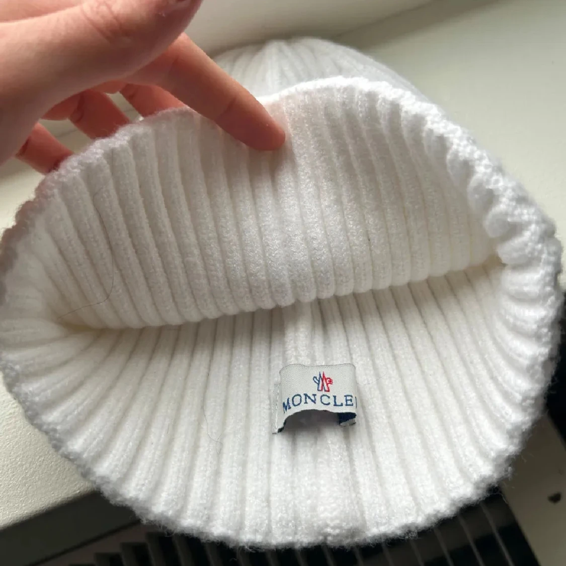 Vit ribbstickad mössa från Moncler - 1