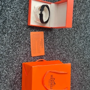 H click armband - Svart H click armband, storleken är 17cm runt handleden och är helt oanvänd!