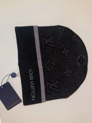 Monogram-mönstrad mössa – brun – bra skick - Säljer en monogram-mönstrad mössa i bruna toner. Stilren design som passar perfekt till vinter outfits. • Bra skick • Bekväm passform • Varm och skön • Passar både casual & streetwear Perfekt för dig som gillar monogram-stil. Skickas snabbt 📦