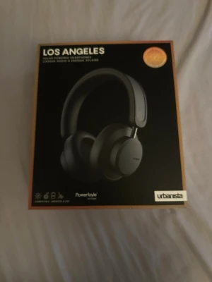 Los Angeles hörlurar  - Helt enig i nya Los Angeles hörlurar  Bluetooth koppling  Laddas med med sol ljus så lång användnings tid ( går också att ladda med sladd )