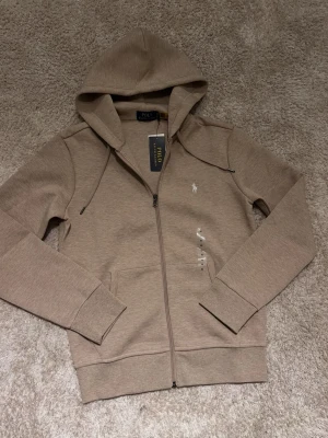Ralph Lauren zip hoodie - Säljer en riktigt stilig Polo Ralph Lauren zip hoodie äkta. Den är helt ny och riktigt fräsch🍂Det är bara att höra av er vid funderingar!