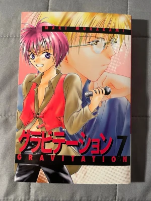 Gravitation 7 - Följ Shuichi och hans band Bad Luck i denna manga fylld av romantik, humor och musikdrömmar! Perfekt för dig som gillar känslor, banddrama och färgstarka karaktärer. Rekommenderas från 16 år.