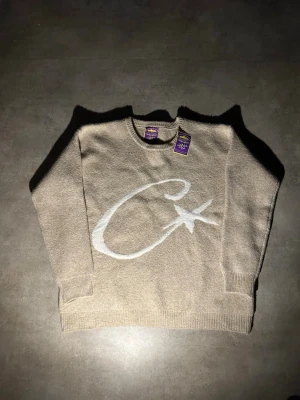 Beige stickad tröja med vit stjärna - Hör av vid minsta fundering 💫