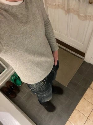 Cashmere Tröja - Tunn stickad grå tröja i 100% kashmir från The Tailoring Club. Tröjan är i mycket bra skick och är använd fåtal gånger! Hör av dig vid minsta fundering! 🙌😁